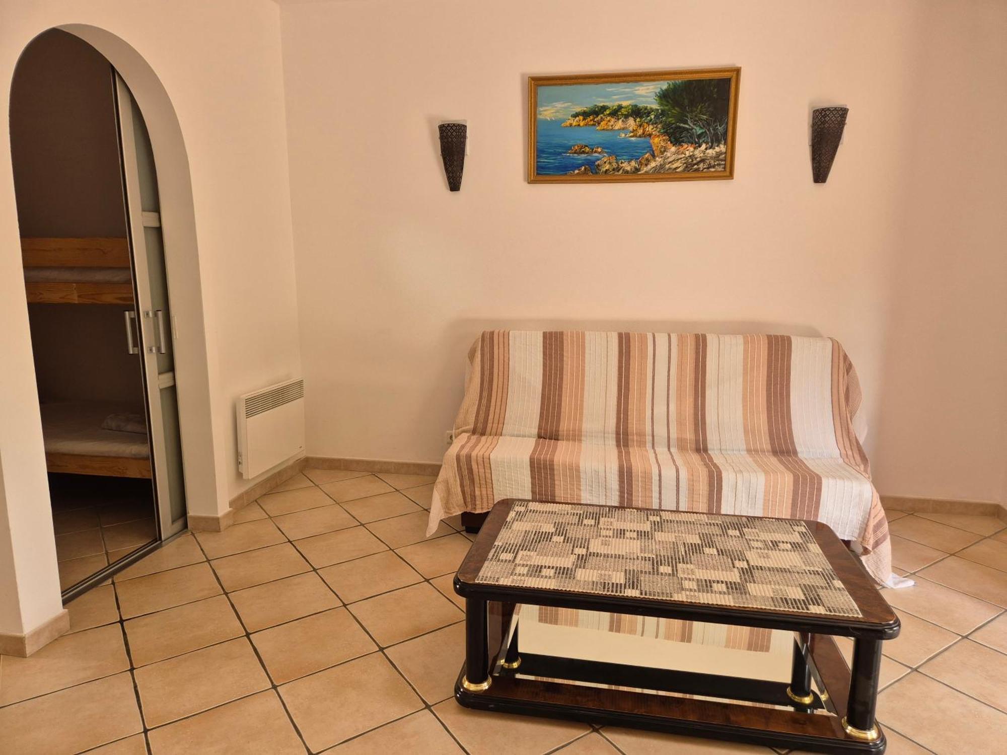 Joli Appartement Climatise Avec Terrasse A Moin 10 Minutes A Pieds De La Plage Καλβί Εξωτερικό φωτογραφία