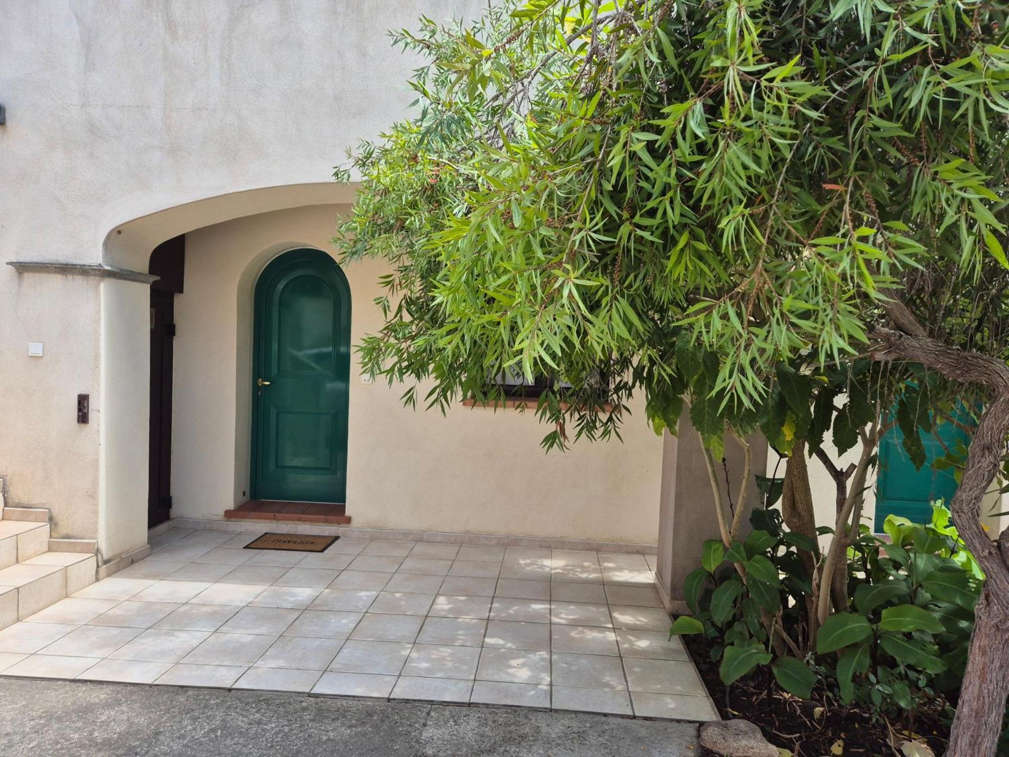 Joli Appartement Climatise Avec Terrasse A Moin 10 Minutes A Pieds De La Plage Καλβί Εξωτερικό φωτογραφία